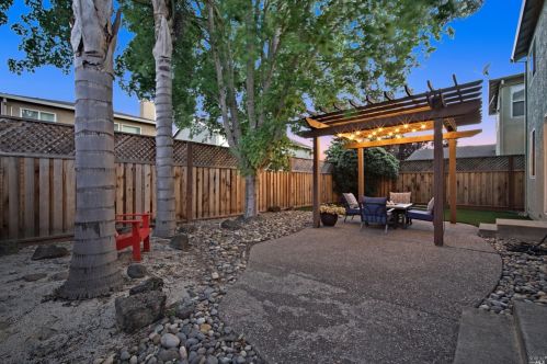 253 Bouquet Cir, Windsor, CA 95492-9610