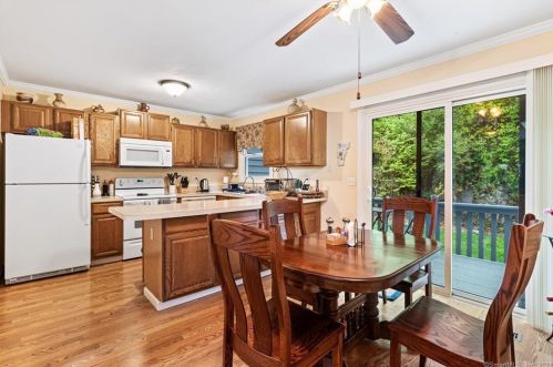 103 Fawn Ridge Ln, Norwalk, CT 06851-1139