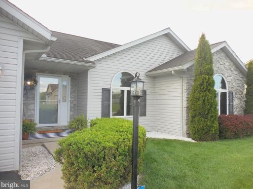 1114 Hunters Chase Ln, Lebanon PA  17046-1575 exterior