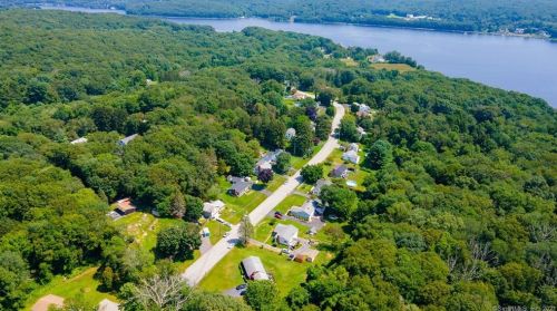 4 Riverview Rd, Uncasville CT  06382-1914 exterior