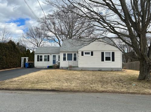 4 Surrey Ln, Norwich, CT 06360-6520