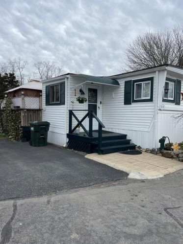 5 Krzak Rd, North Kingstown RI  02852 exterior