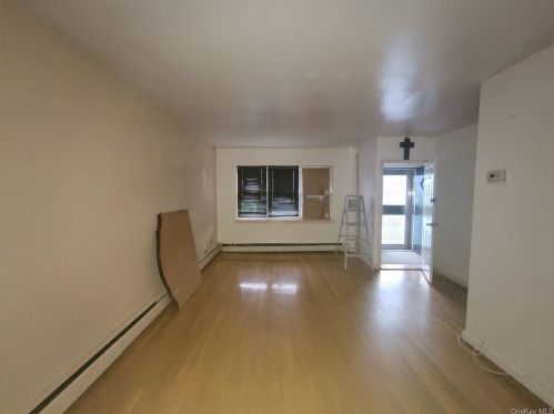 807 Swinton Ave, Bronx NY  10465-2218 exterior