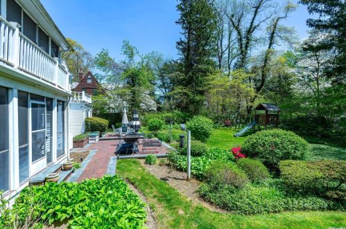 17 Mirrielees Rd, Great Neck, NY 11021-2927