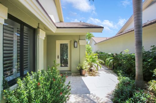 141 Sand Pine Dr, Jupiter, FL 33477-9677