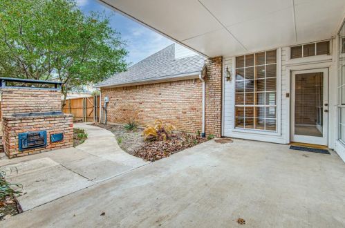 2401 Creekside Cir, Irving TX 75063-3355 exterior