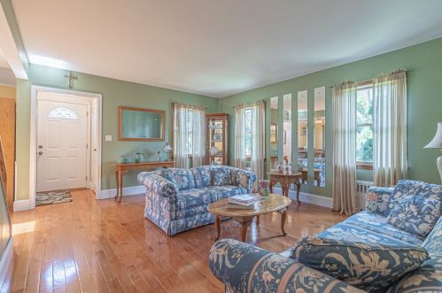 11 Squirrel Dr, East Rockaway, NY 11518-2216