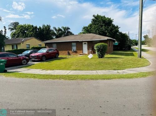 303 Seminole Ct, Pahokee, FL 33476-2347