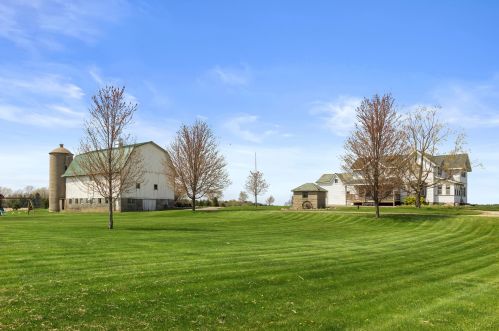 309 Summit Ave, Oconomowoc, WI 53066-9274