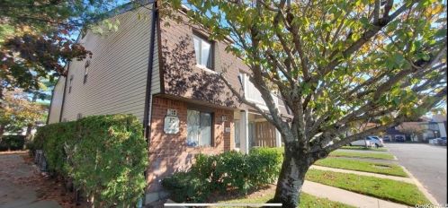 153 Cambridge Dr, Copiague NY  11726-3243 exterior
