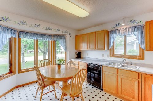 4438 Helena Rd, Saint Paul, MN 55128-2286