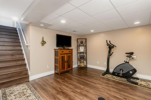 560 Woodlawn Dr, Valpo IN  46385-3347 exterior