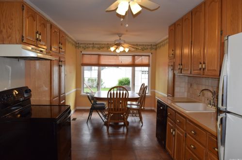 295 5th St, North Lindenhurst, NY 11757-1147