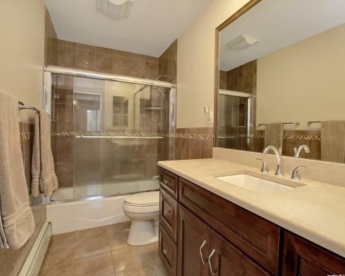 87 Wexford Dr, Oakdale NY  11769-1438 exterior