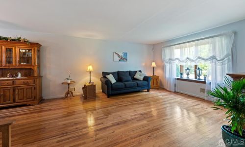 291 Park Dr, Woodbridge NJ  07095-0020 exterior