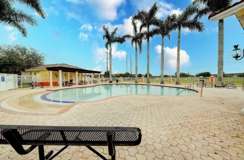 17845 74th Ct, Hialeah FL  33015-8441 exterior