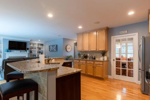 19 Pilgrim Cir, Nashua NH  03063-2827 exterior