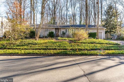 17 Pineknoll Dr, Trenton, NJ 08648-3142