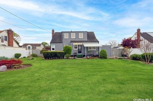 35 Walsh Ln, Westbury NY  11590-1029 exterior