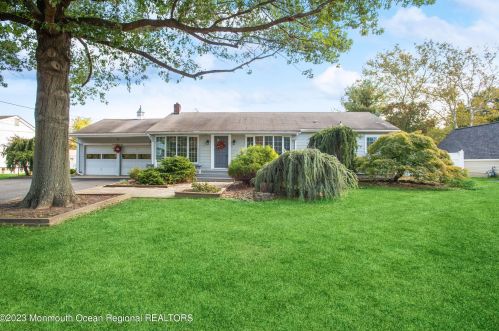 739 Holmdel Rd, Holmdel Village, NJ 07733-1542