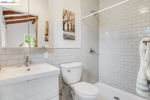 721 45 St, Oakland CA 94609-1802 exterior