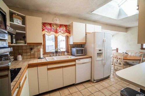14 Greenvale Rd, Scotts Beach, NY 11789-1515