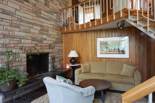 180 Long Hill Rd, Wallingford CT  06492-4934 exterior