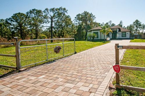 3348 48th Ave, Naples, FL 34120-1561