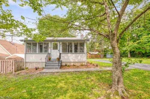 6 Butler Ln, West Milford Lakes, NJ 07480-1308