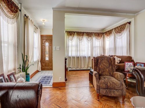 9254 246th St, Floral Park, NY 11001-3919