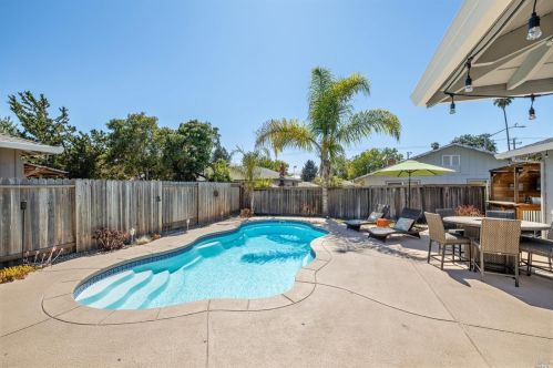 235 Grove Ave, Santa Rosa CA  95409-3813 exterior