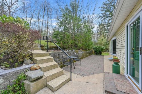 2 Glenview Ave, Northport, NY 11768-2425
