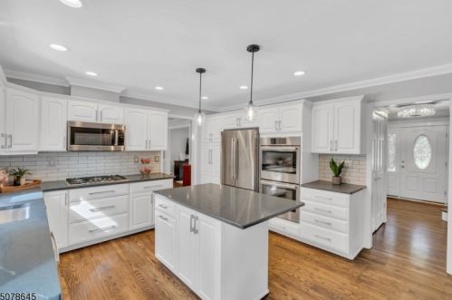 4 Fawn Ln, Martinsville NJ  08836-2368 exterior