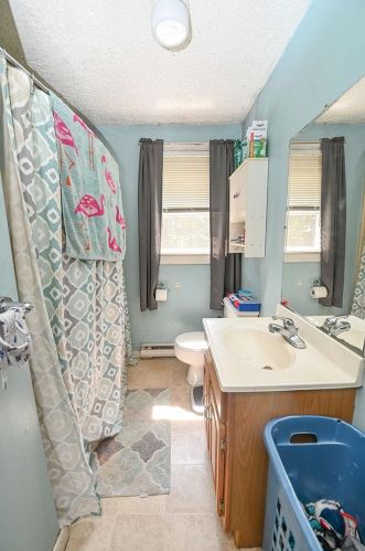 17 English Range Rd, Derry NH 03038-5323 exterior