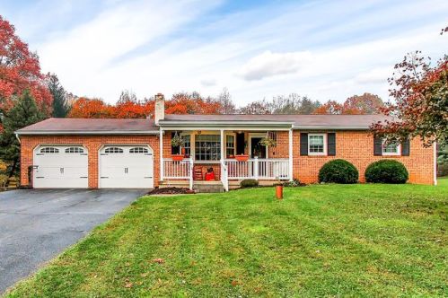 4 Stanley Lee Dr, Marsh, PA 19520-9703
