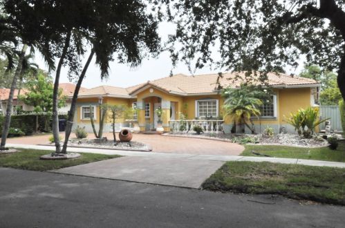 9120 162nd Ter, Hialeah, FL 33018-6302