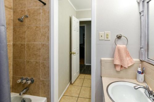 5617 Wedgmont Cir, Fort Worth TX  76133-2801 exterior