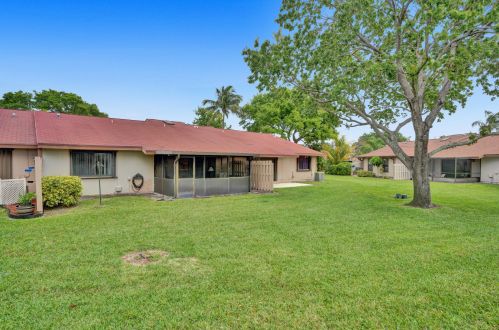 7 Farnworth Dr, Boynton Beach FL  33426-8121 exterior