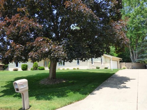 17911 Williamsburg Dr, Granger, IN 46530-9252