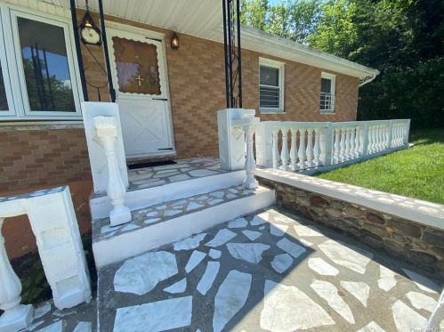 5 Court Ln, Fishkill NY  12524-2432 exterior