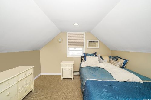 77 Lake St, North Lindenhurst NY  11757-5816 exterior