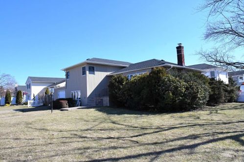 3900 Arthur Ave, Seaford, NY 11783-1549