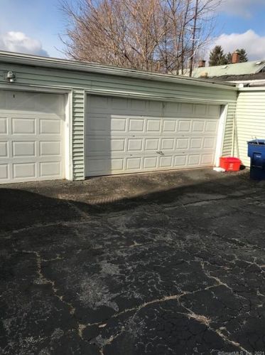 150 Oak St, Waterbury, CT 06704-4131