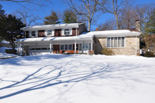 40 Essex Pl, Yonkers, NY 10708-5705