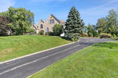 30 Strawberry Fields Ln, Mahopac, NY 10541-2325