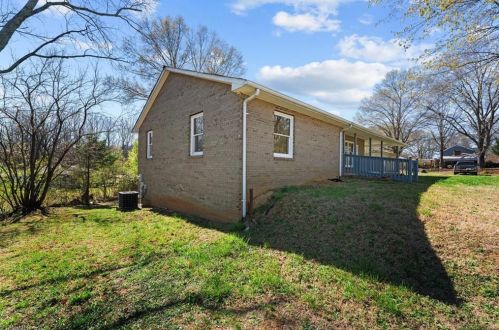 759 Summit Rd, Eden, NC 27288-2837