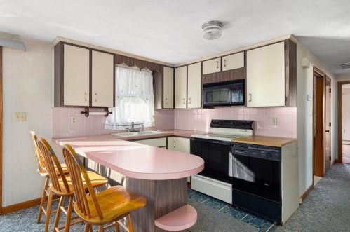 59 Grinnell Ave, Tiverton RI  02878-1901 exterior