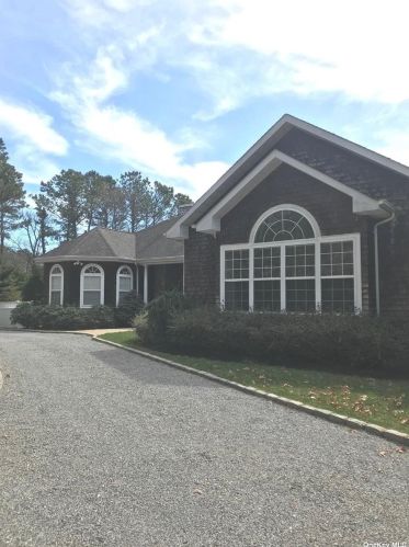139 Malloy Dr, East Quogue, NY 11942-3838