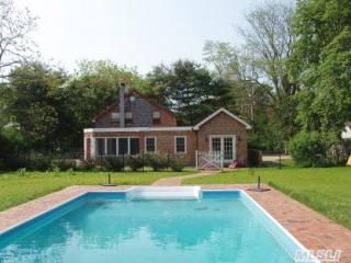 262 Main St, West Hampton Beach NY  11978-2706 exterior