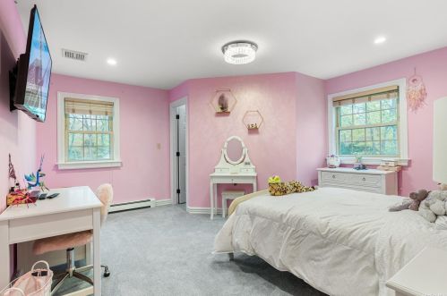 55 Chestnut St, Mount Sinai NY  11766-2326 exterior